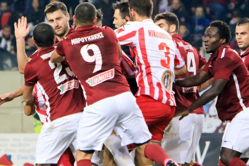 Μαλλιά κουβάρια στο ΑΕΛ-Ολυμπιακός Βόλου! (photos)