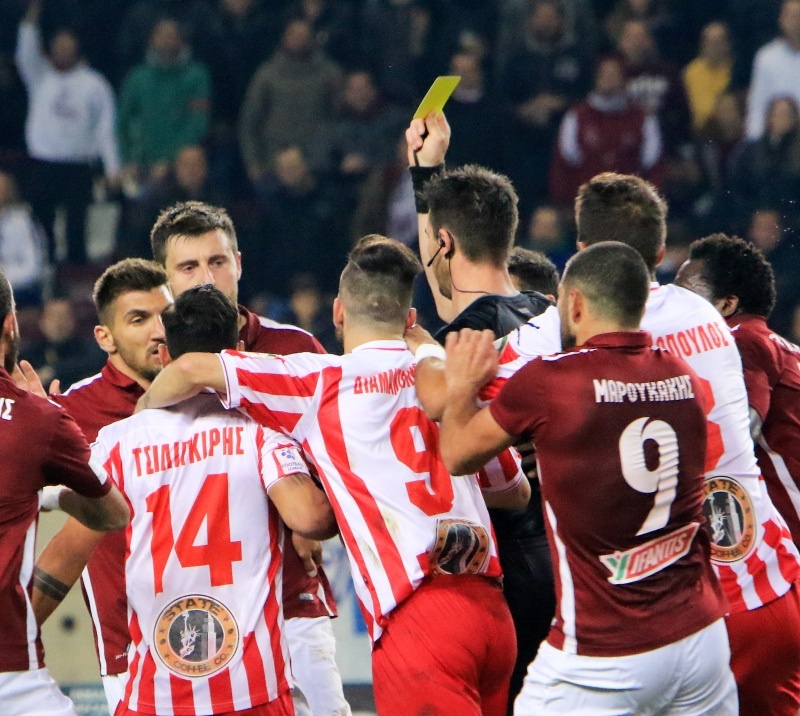 Μαλλιά κουβάρια στο ΑΕΛ-Ολυμπιακός Βόλου! (photos)