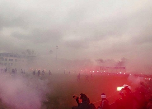 Της...τρελής με τους οπαδούς στην προπόνηση της Σάλκε! (photos)