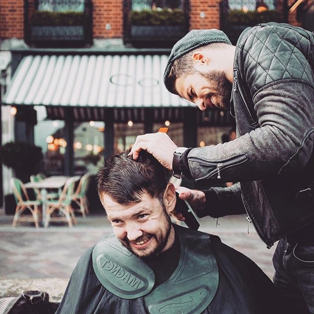 Ένας άνδρας στην Αγγλία προσφέρει δωρεάν κούρεμα σε άστεγους (photos)