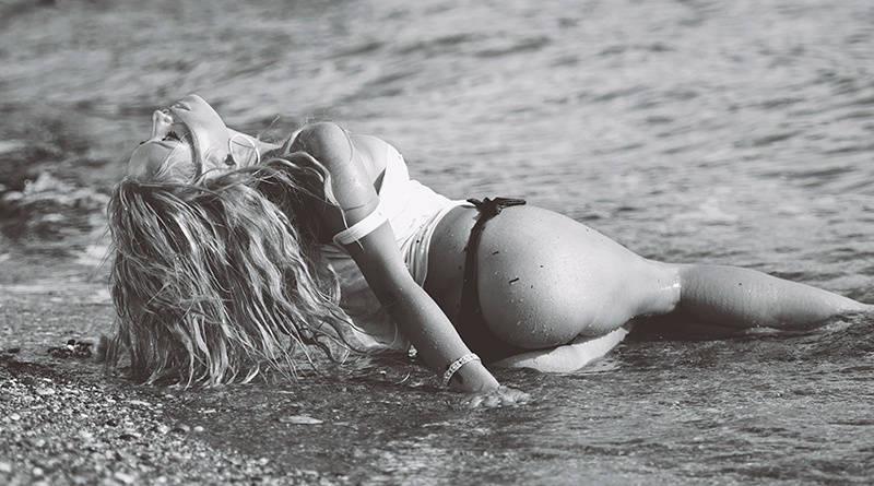 Γνωστή τηλεπερσόνα μας «πετάει» τα μάτια έξω! (photos+video)