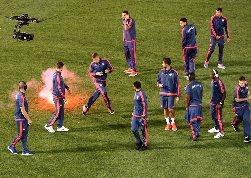 Παναθηναϊκός-Ολυμπιακός: Photostory με τις φωτοβολίδες στους παίκτες των «ερυθρόλευκων»!