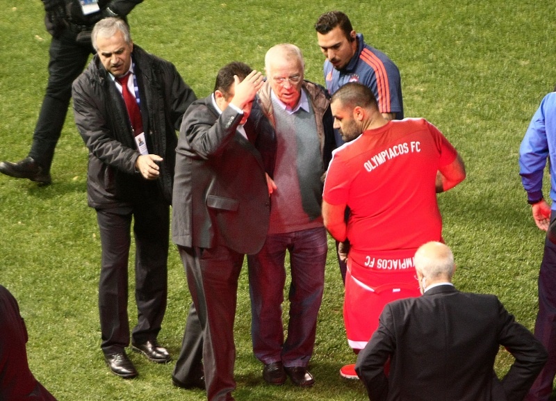 Παναθηναϊκός-Ολυμπιακός: Photostory με τις φωτοβολίδες στους παίκτες των «ερυθρόλευκων»!