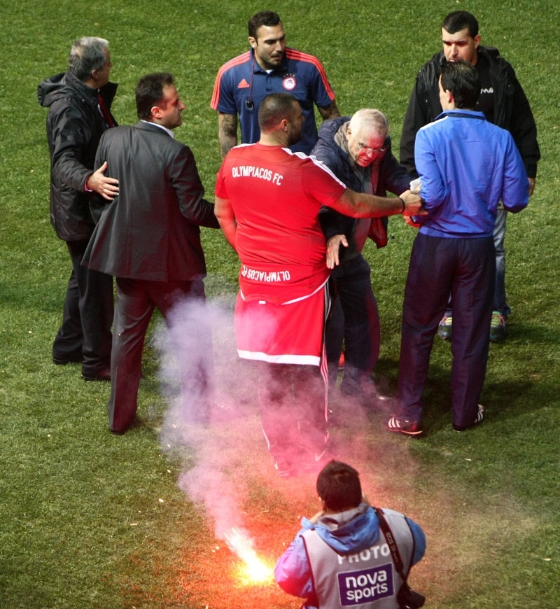 Παναθηναϊκός-Ολυμπιακός: Photostory με τις φωτοβολίδες στους παίκτες των «ερυθρόλευκων»!