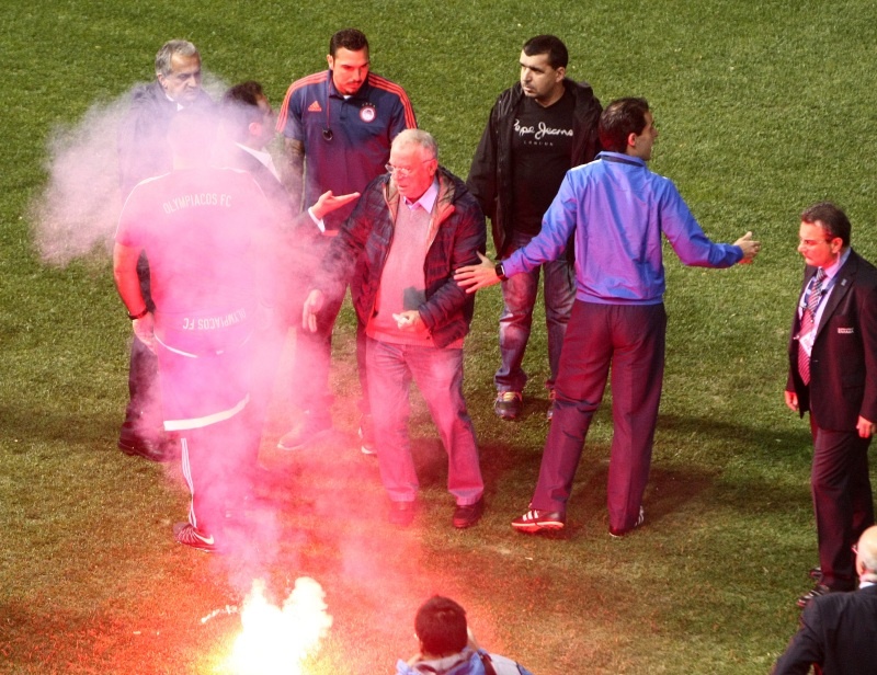Παναθηναϊκός-Ολυμπιακός: Photostory με τις φωτοβολίδες στους παίκτες των «ερυθρόλευκων»!