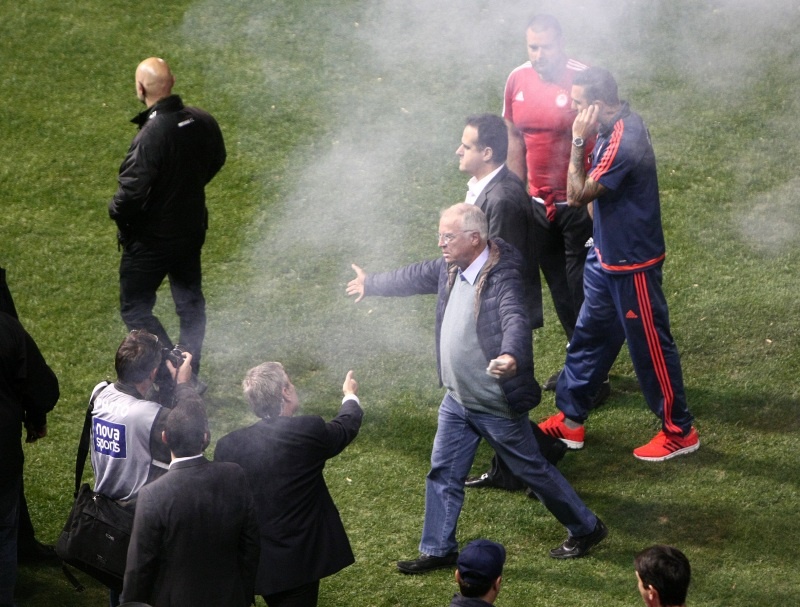 Παναθηναϊκός-Ολυμπιακός: Photostory με τις φωτοβολίδες στους παίκτες των «ερυθρόλευκων»!