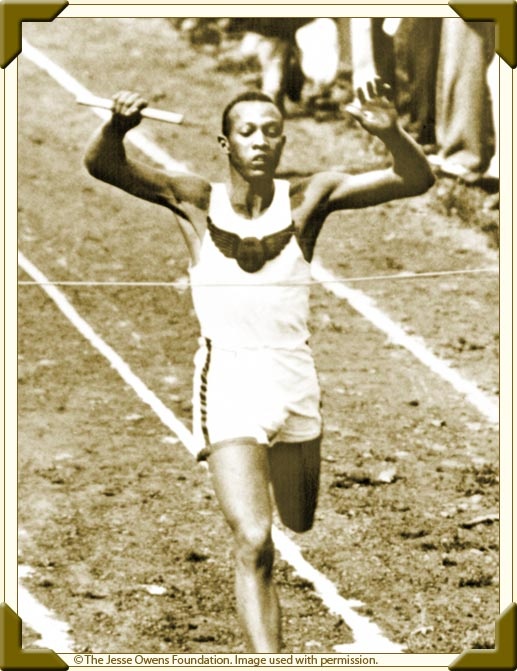 Jesse Owens: Ο έγχρωμος που θριάμβευσε στην έδρα της Άριας Φυλής (photos+videos)