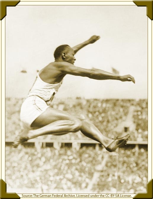 Jesse Owens: Ο έγχρωμος που θριάμβευσε στην έδρα της Άριας Φυλής (photos+videos)