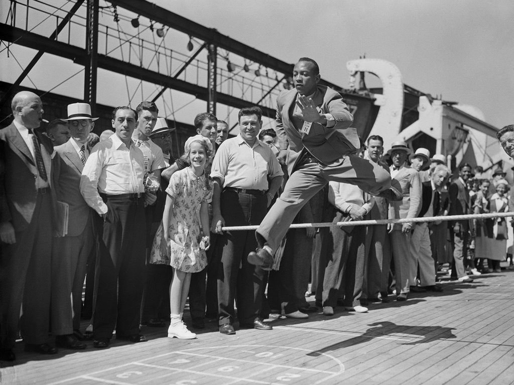 Jesse Owens: Ο έγχρωμος που θριάμβευσε στην έδρα της Άριας Φυλής (photos+videos)
