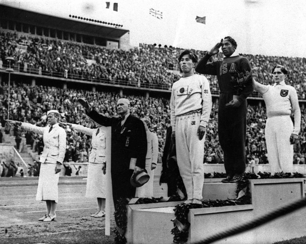 Jesse Owens: Ο έγχρωμος που θριάμβευσε στην έδρα της Άριας Φυλής (photos+videos)