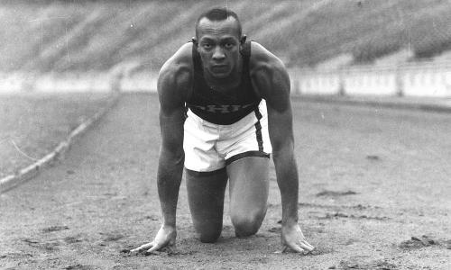 Jesse Owens: Ο έγχρωμος που θριάμβευσε στην έδρα της Άριας Φυλής (photos+videos)
