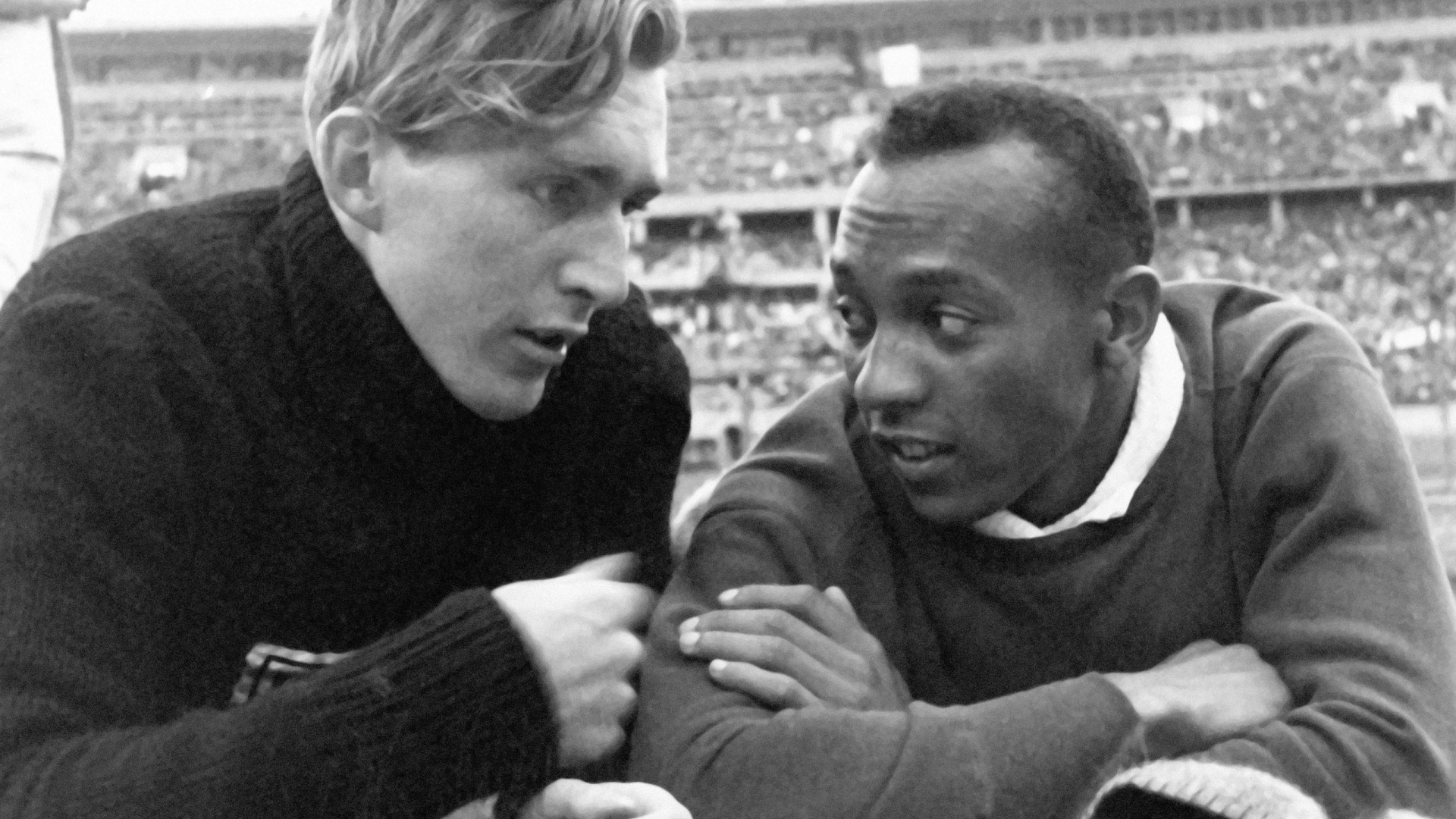 Jesse Owens: Ο έγχρωμος που θριάμβευσε στην έδρα της Άριας Φυλής (photos+videos)