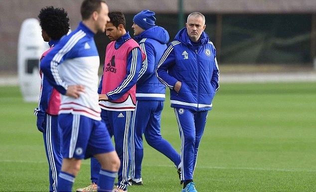 Έφυγε σαν… κλέφτης ο Μουρίνιο (photos+video)