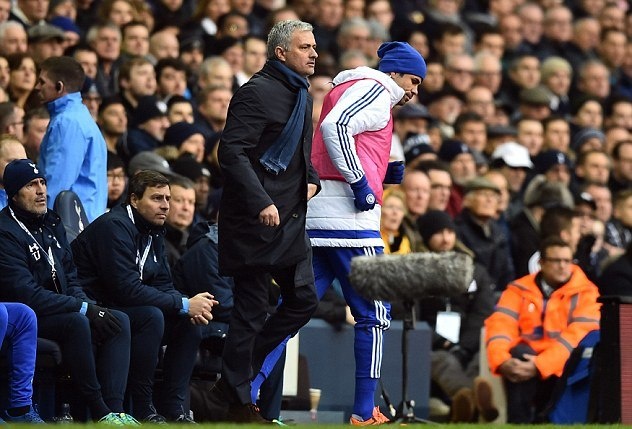 Έφυγε σαν… κλέφτης ο Μουρίνιο (photos+video)