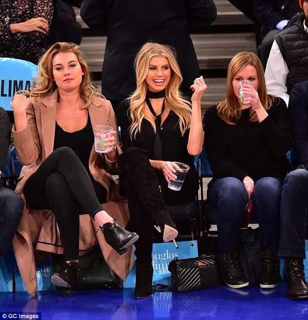 Αδιανόητο ντεκολτέ κόλασε ένα ολόκληρο γήπεδο! (photos)