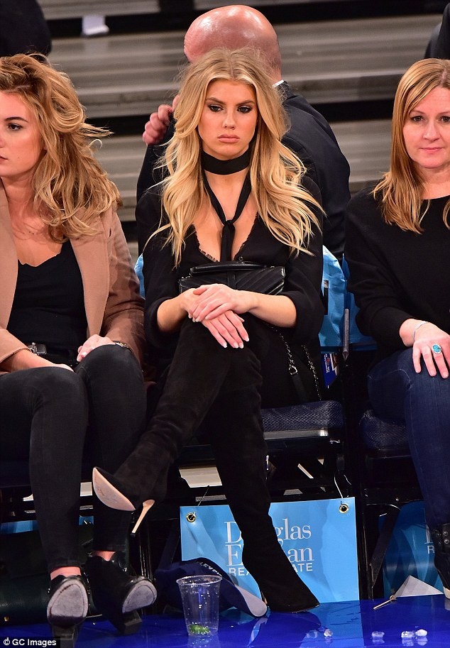 Αδιανόητο ντεκολτέ κόλασε ένα ολόκληρο γήπεδο! (photos)