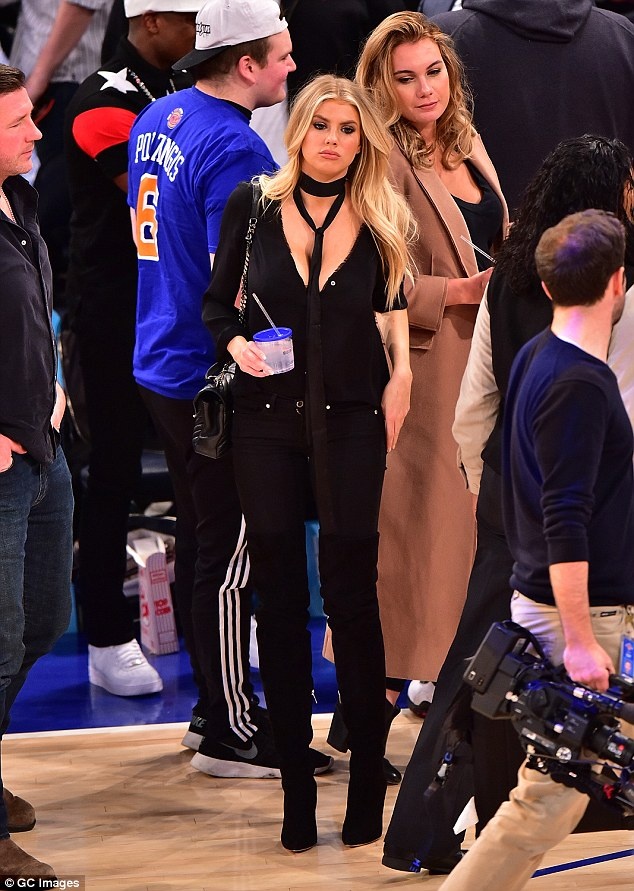 Αδιανόητο ντεκολτέ κόλασε ένα ολόκληρο γήπεδο! (photos)