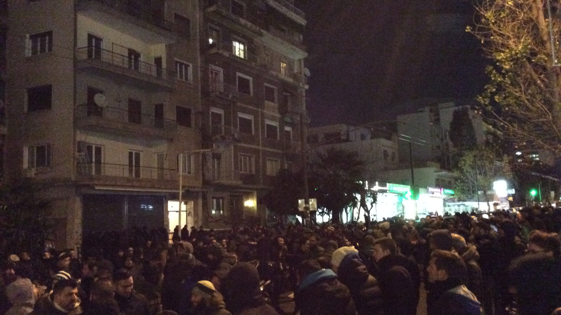 Έξω από το Χίλτον οι οπαδοί του Παναθηναϊκού! (photos)