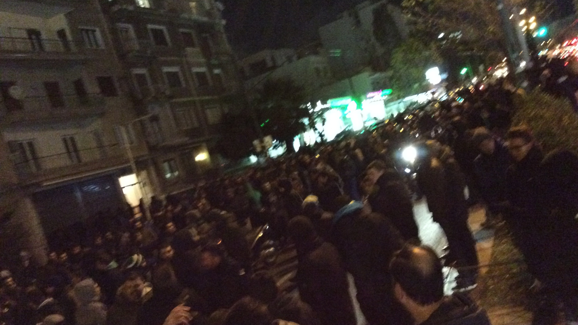 Έξω από το Χίλτον οι οπαδοί του Παναθηναϊκού! (photos)