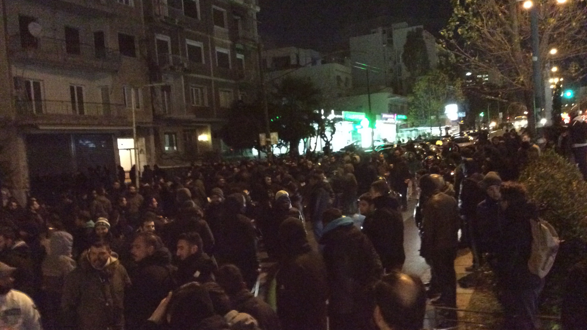 Έξω από το Χίλτον οι οπαδοί του Παναθηναϊκού! (photos)