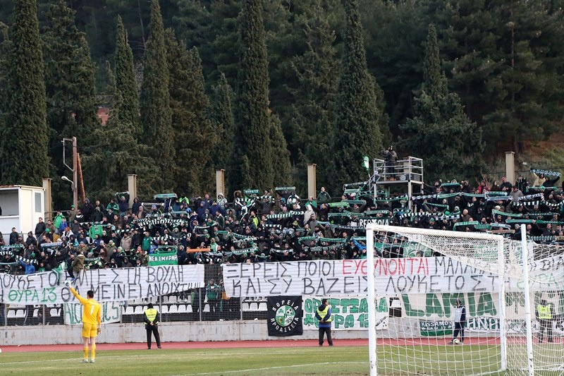 Αυτά είναι τα πανό που προκάλεσαν την διακοπή στη Λιβαδειά! (photos)