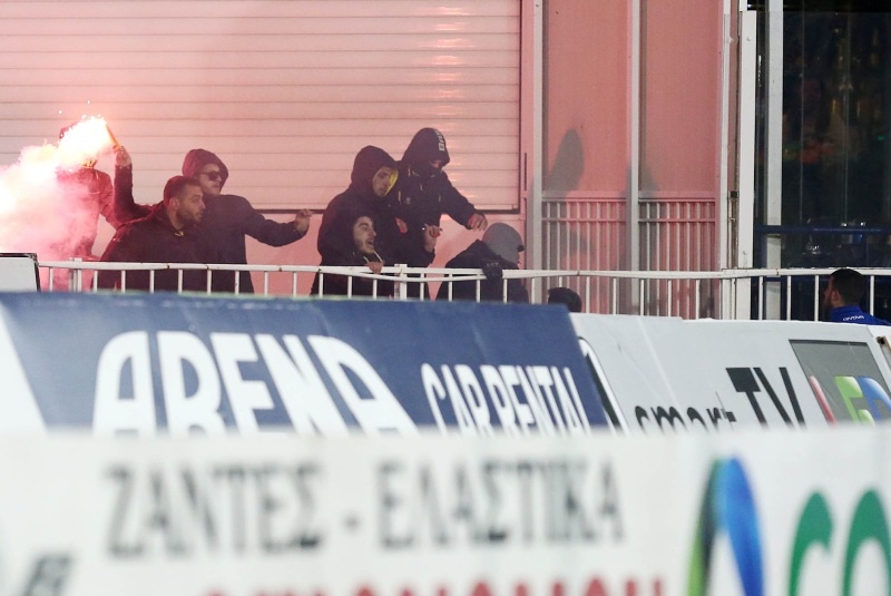 Ξύλο μεταξύ οπαδών στο Ατρόμητος-ΑΕΚ! (photos)
