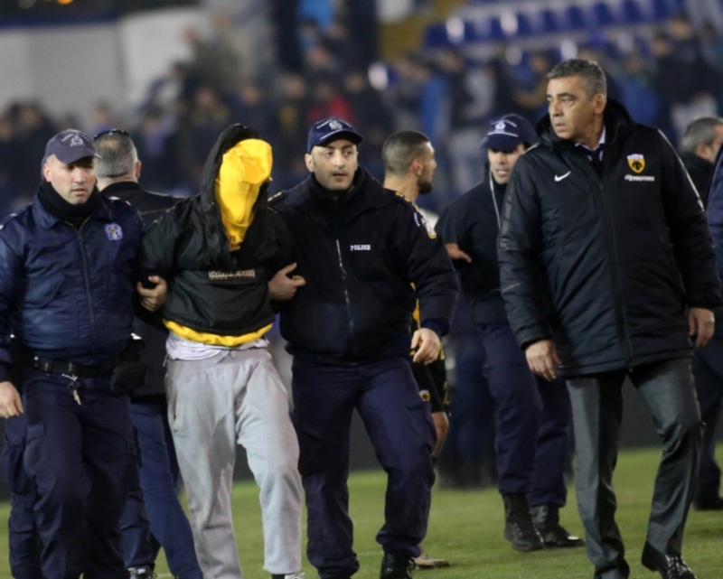 Ξύλο μεταξύ οπαδών στο Ατρόμητος-ΑΕΚ! (photos)