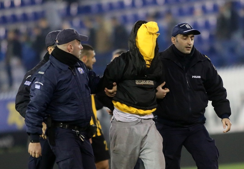 Ξύλο μεταξύ οπαδών στο Ατρόμητος-ΑΕΚ! (photos)
