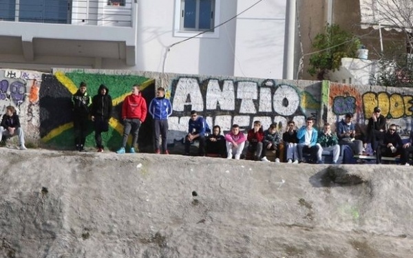 ΑΠΙΣΤΕΥΤΟ! Πήραν καναπέ στις κερκίδες (photos)