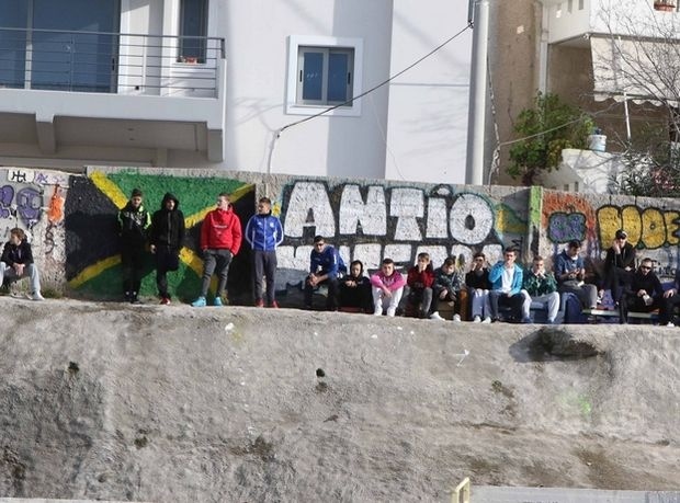 ΑΠΙΣΤΕΥΤΟ! Πήραν καναπέ στις κερκίδες (photos)