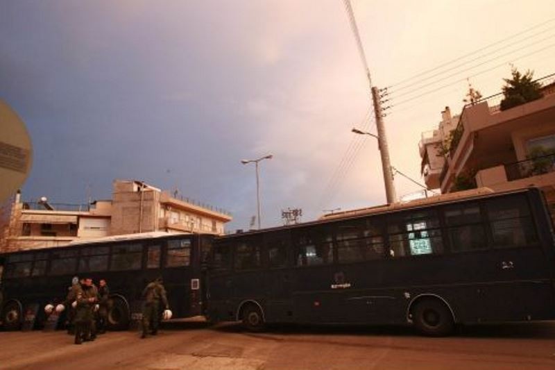 Η αστυνομία έχει περικυκλώσει τη Θύρα 1! (photos)