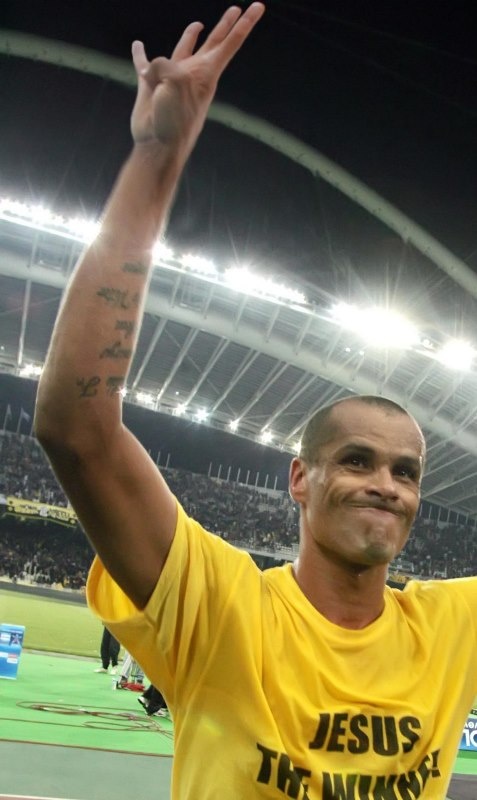 ΑΕΚ - Ολυμπιακός: Ο Σιόβας έδειξε τέσσερα μετά τον… Ριβάλντο! (photos+video)