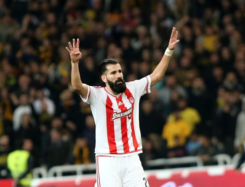 ΑΕΚ - Ολυμπιακός: Ο Σιόβας έδειξε τέσσερα μετά τον… Ριβάλντο! (photos+video)