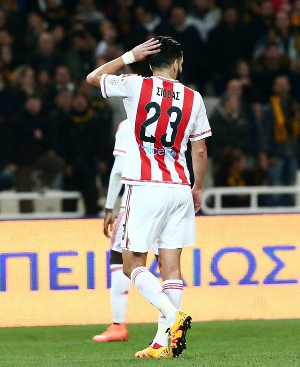 ΑΕΚ - Ολυμπιακός: Ο Σιόβας έδειξε τέσσερα μετά τον… Ριβάλντο! (photos+video)