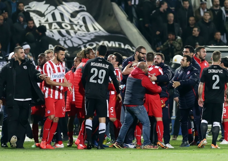 ΠΑΟΚ-Ολυμπιακός: Ψάρια, ντου και... ξύλο! (videos, photos)