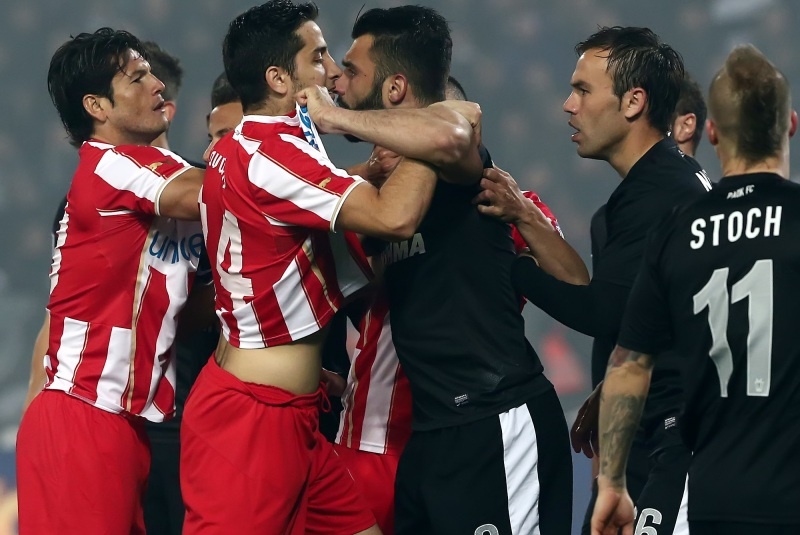 ΠΑΟΚ-Ολυμπιακός: Ψάρια, ντου και... ξύλο! (videos, photos)