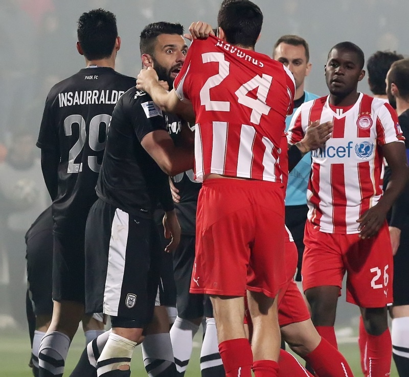 ΠΑΟΚ-Ολυμπιακός: Ψάρια, ντου και... ξύλο! (videos, photos)