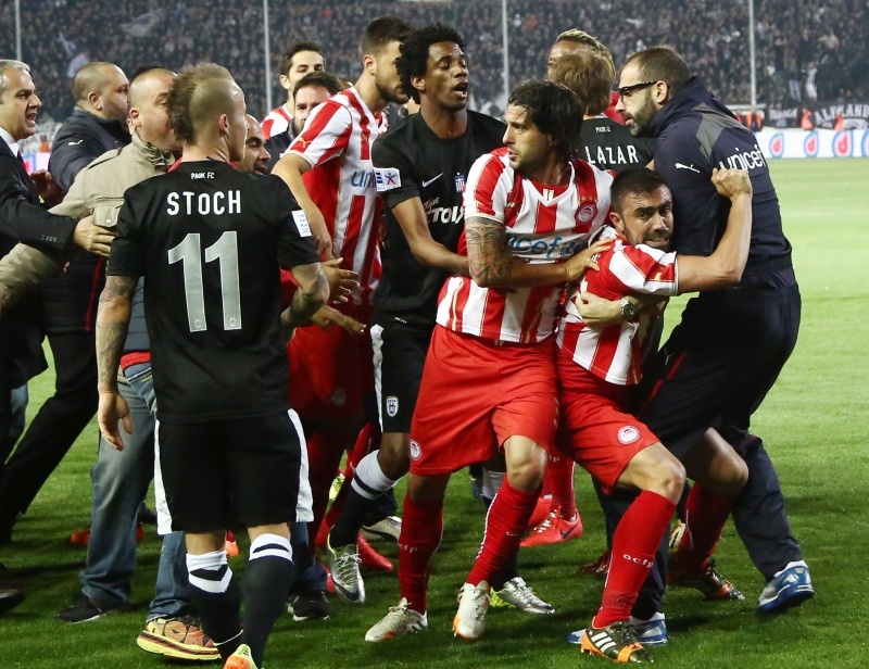 ΠΑΟΚ-Ολυμπιακός: Ψάρια, ντου και... ξύλο! (videos, photos)