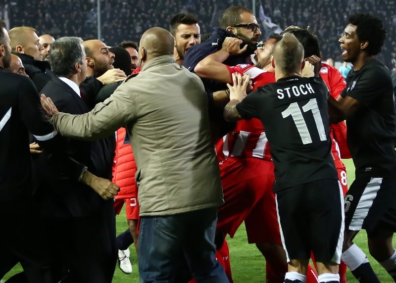 ΠΑΟΚ-Ολυμπιακός: Ψάρια, ντου και... ξύλο! (videos, photos)