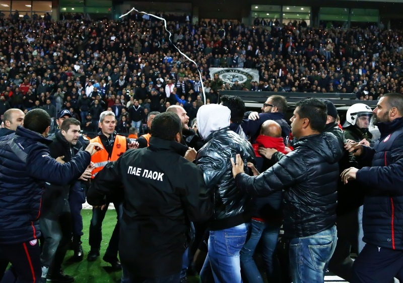 ΠΑΟΚ-Ολυμπιακός: Ψάρια, ντου και... ξύλο! (videos, photos)