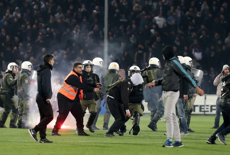 ΠΑΟΚ-Ολυμπιακός: Ψάρια, ντου και... ξύλο! (videos, photos)