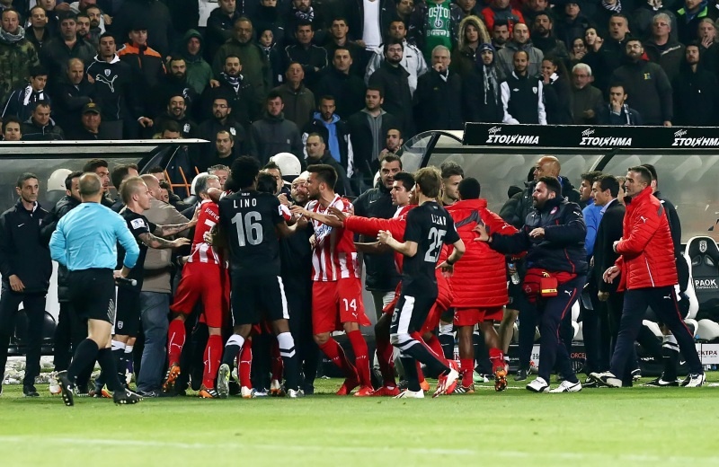 ΠΑΟΚ-Ολυμπιακός: Ψάρια, ντου και... ξύλο! (videos, photos)