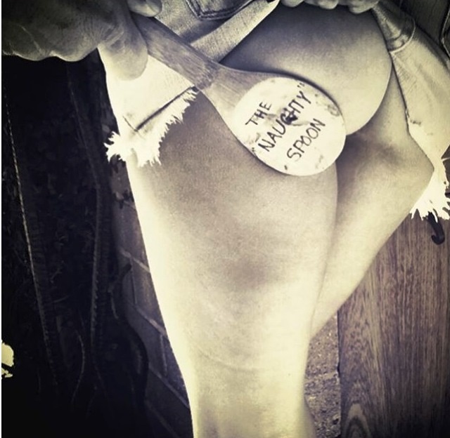 Πασίγνωστη MILF-άρα μας δείχνει τα οπίσθια (photo)