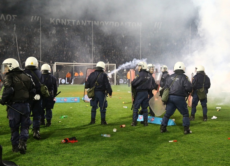 ΠΑΟΚ-Ολυμπιακός: Καρέ-καρέ το ντου και τα επεισόδια στην Τούμπα (photos)