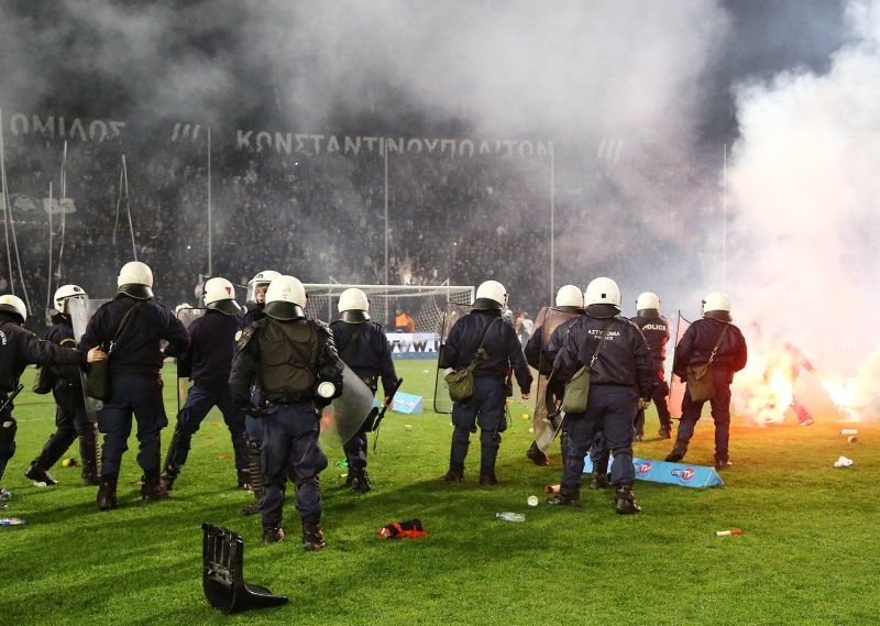 ΠΑΟΚ-Ολυμπιακός: Καρέ-καρέ το ντου και τα επεισόδια στην Τούμπα (photos)