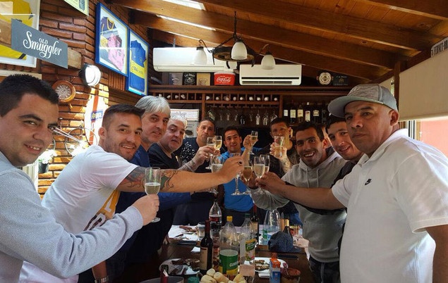 ΣΟΚ: Διάσημος ποδοσφαιριστής φωτογραφήθηκε με χούλιγκανς! (photo)