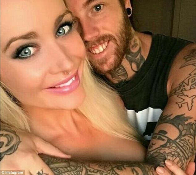 Πλάκωσε στο ξύλο την όμορφη γυναίκα του κι έστειλε βίντεο στους φίλους του για να γελάσουν! (photos+video)