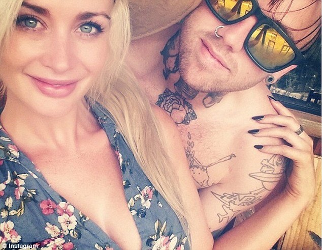 Πλάκωσε στο ξύλο την όμορφη γυναίκα του κι έστειλε βίντεο στους φίλους του για να γελάσουν! (photos+video)