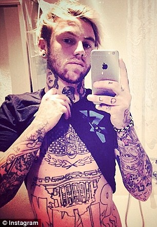 Πλάκωσε στο ξύλο την όμορφη γυναίκα του κι έστειλε βίντεο στους φίλους του για να γελάσουν! (photos+video)