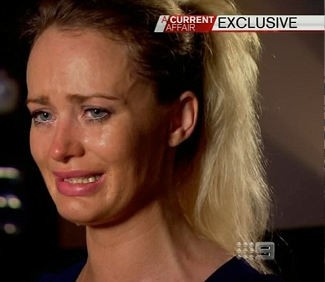 Πλάκωσε στο ξύλο την όμορφη γυναίκα του κι έστειλε βίντεο στους φίλους του για να γελάσουν! (photos+video)